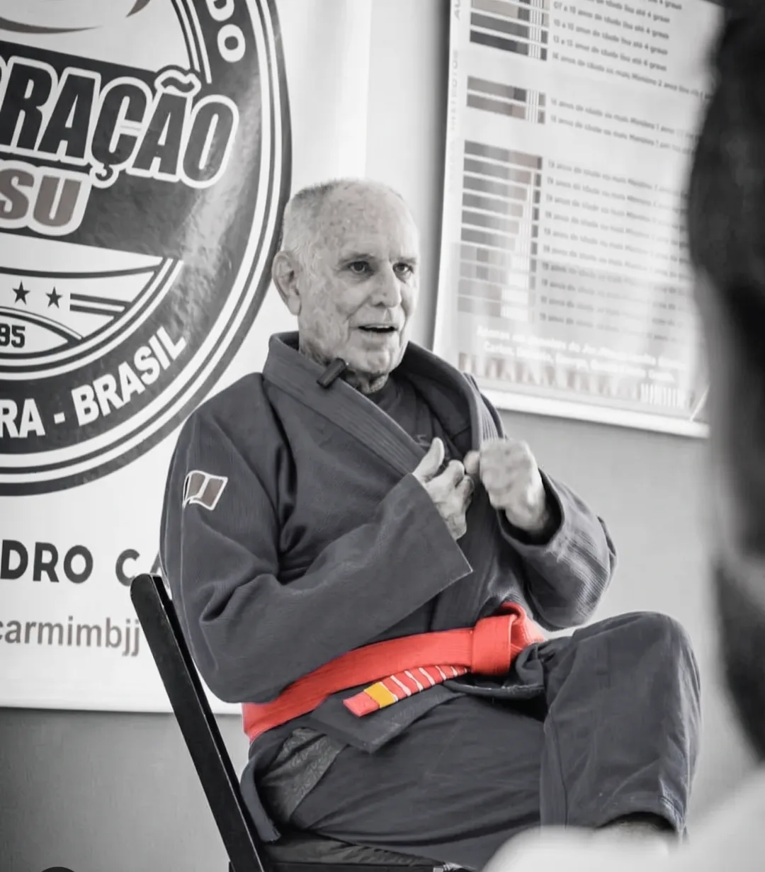 Mestre Elcio Figueiredo, Cinturón Rojo — grado máximo del BJJ, en blanco y negro con su cinturón en color